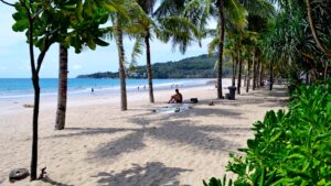 pantai-kamala-di-phuket-keindahan-alam-dan-suasana-tenang