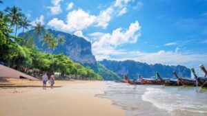 pantai-karon-di-phuket-pantai-pasir-putih-dan-pemandangan-menawan