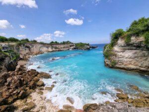 pantai-lazy-beach-surga-tersembunyi-di-pulau-nusa-lembongan