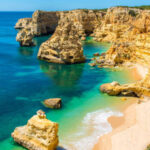 Pantai Praia da Marinha: Keindahan Alam di Algarve