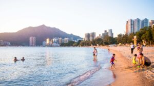 pantai-repulse-bay-keindahan-pasir-putih-dan-ombak-tenang