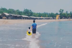 pantai-tarkwa-bay-pantai-pasir-putih-dan-suasana-tenang