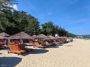 pantai-teluk-yalong-keindahan-alam-dan-pesona-alam-tropis