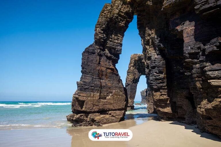 keindahan-alam-pantai-praia-das-catedrais-di-spanyol