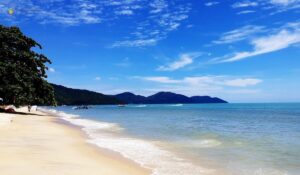 keindahan-pantai-batu-ferringhi-di-pulau-penang