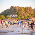 keindahan-pantai-cenang-surga-tropis-di-langkawi