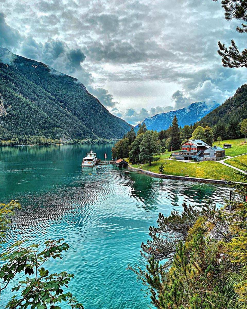 keindahan-pantai-dan-danau-worthersee-di-austria