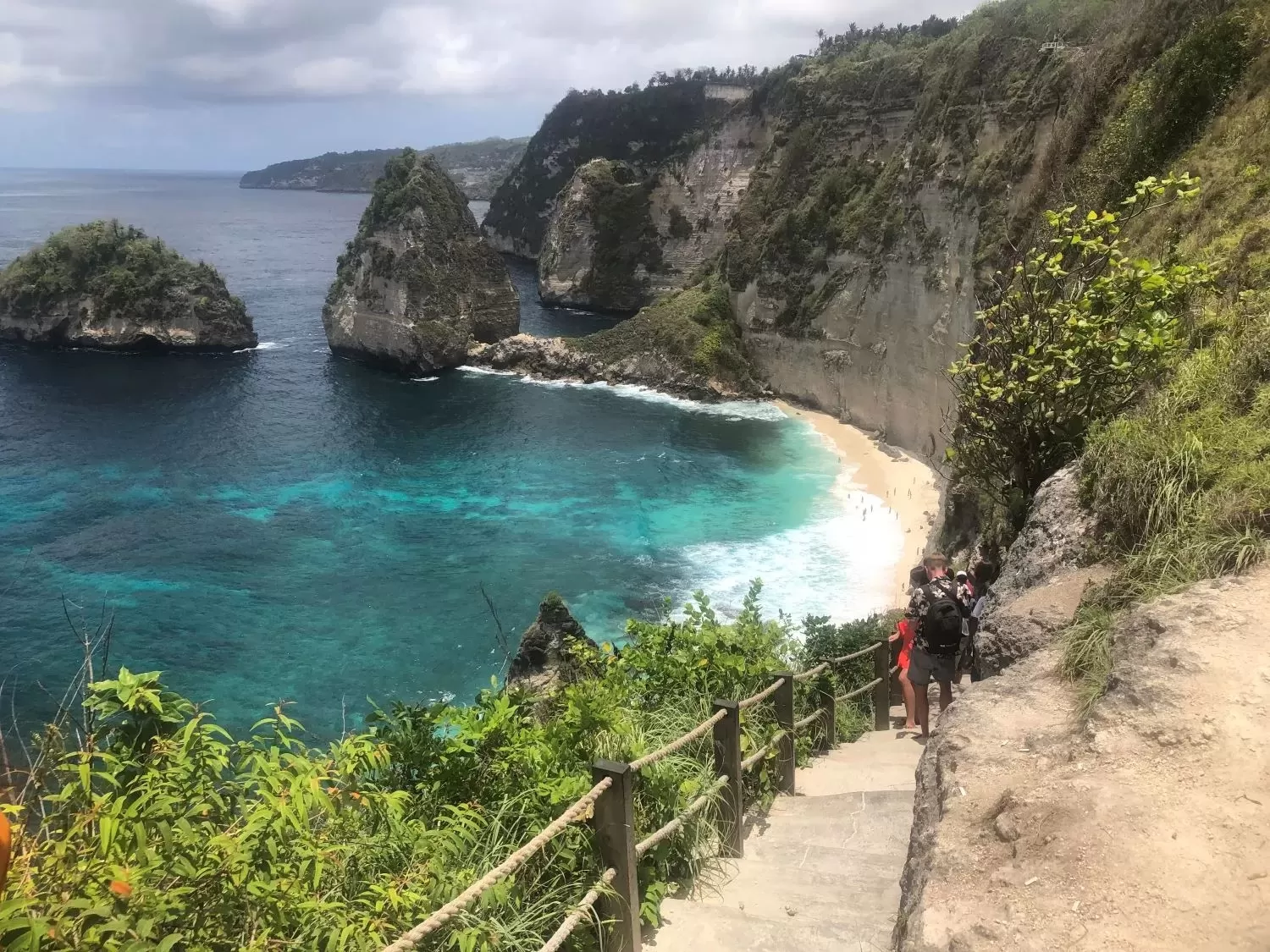 keindahan-pantai-livadhi-surga-tersembunyi-di-bali
