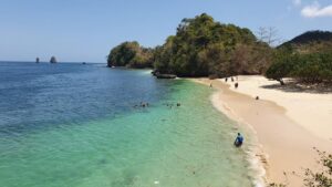 keindahan-pantai-ostende-surga-tersembunyi-di-pesisir-indonesia
