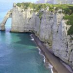 keindahan-pantai-pantai-etretat-panorama-laut-dan-tebing-kapur