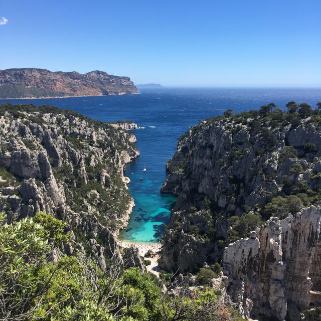 pantai-calanque-den-vau-di-marseille-surga-tersembunyi-laut-mediterania