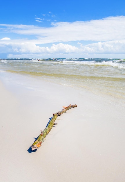 pantai-dueodde-pantai-pasir-putih-yang-menawan-di-pulau-bornholm