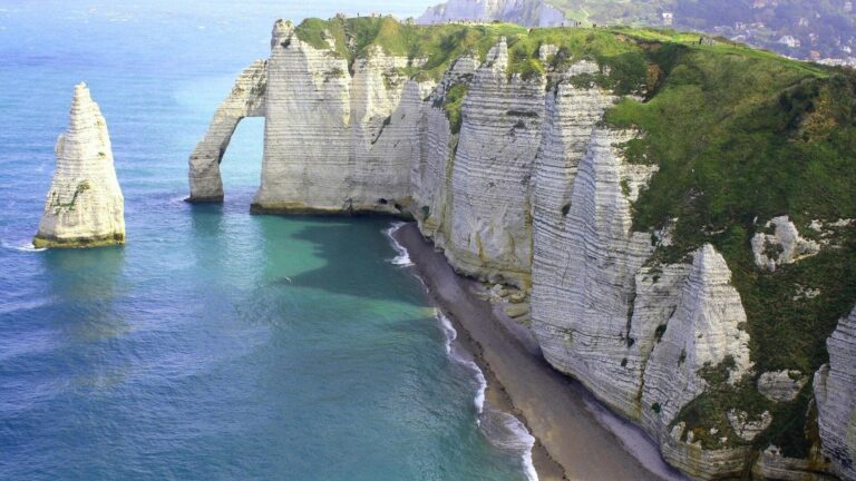 pantai-etretat-keindahan-alam-dan-formasi-batu-karang-menakjubkan
