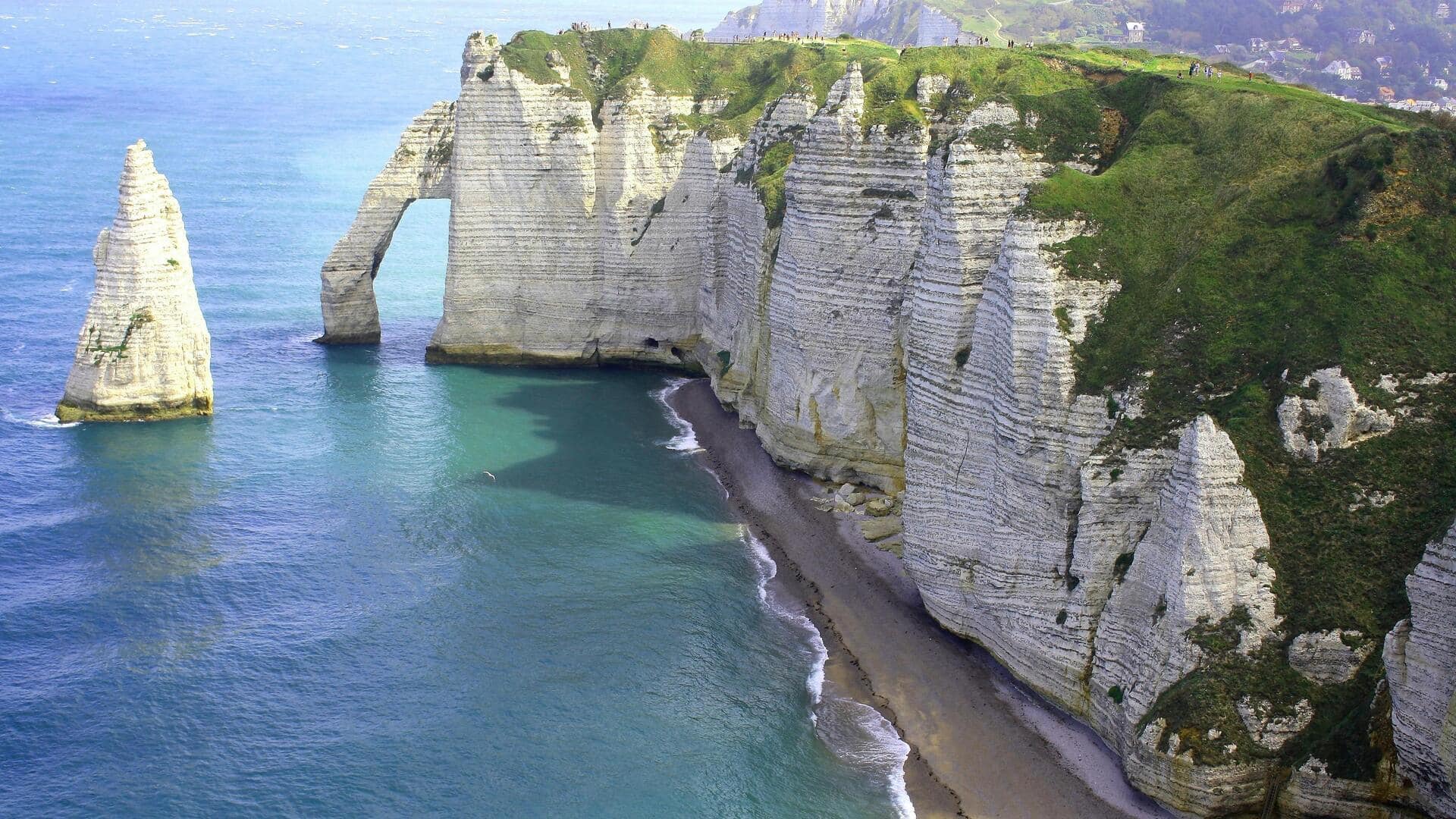 pantai-etretat-keindahan-alam-dan-formasi-batu-karang-menakjubkan