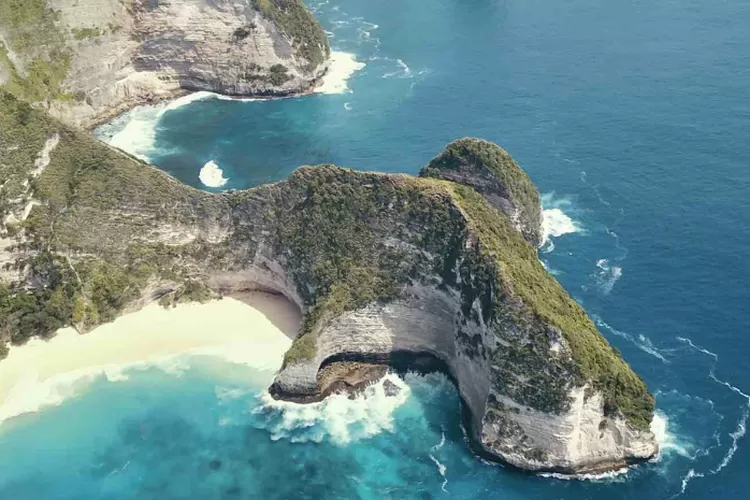 pantai-gjipe-surga-tersembunyi-di-pulau-nusa-penida