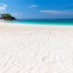 pantai-la-ropa-pantai-indah-dengan-pasir-putih-dan-air-jernih
