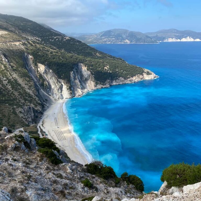 pantai-myrtos-di-kefalonia-keindahan-alam-yang-menawan