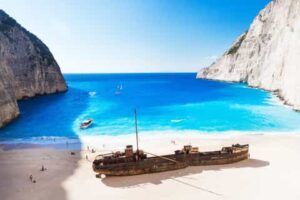 pantai-navagio-keindahan-alam-dan-cerita-kapal-tenggelam-di-zakynthos
