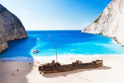 pantai-navagio-keindahan-alam-dan-cerita-kapal-tenggelam-di-zakynthos